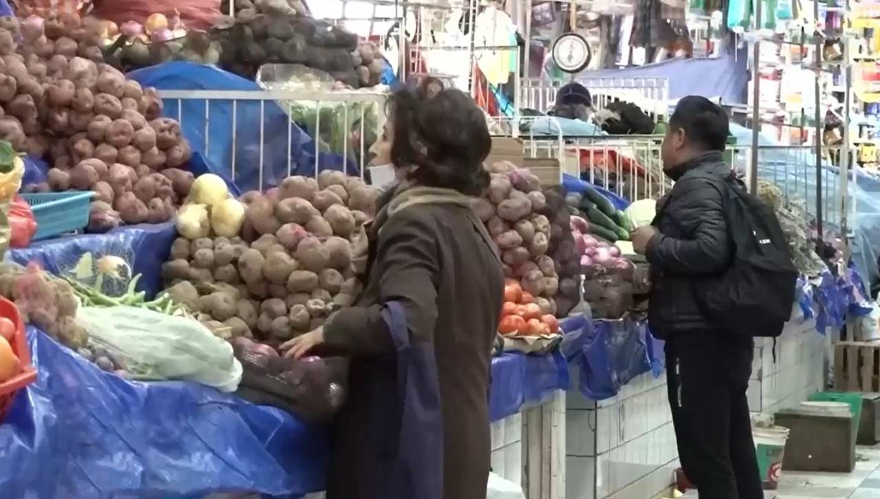 “He traído Bs 200 y he comprado dos cositas”: familias paceñas sufren por los precios altos producto de los bloqueos