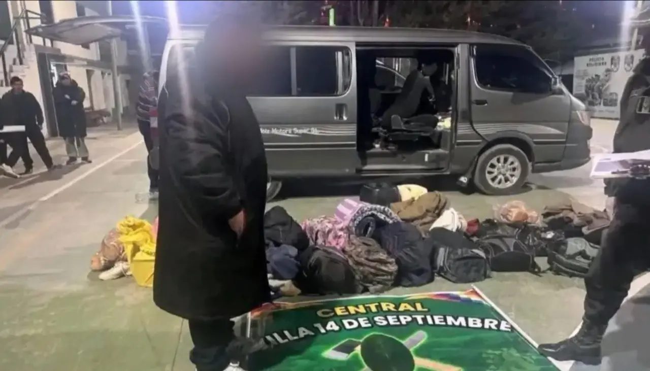 Policía halla casi Bs 100.000 en un minibús del Chapare con “permiso para pasar bloqueos”