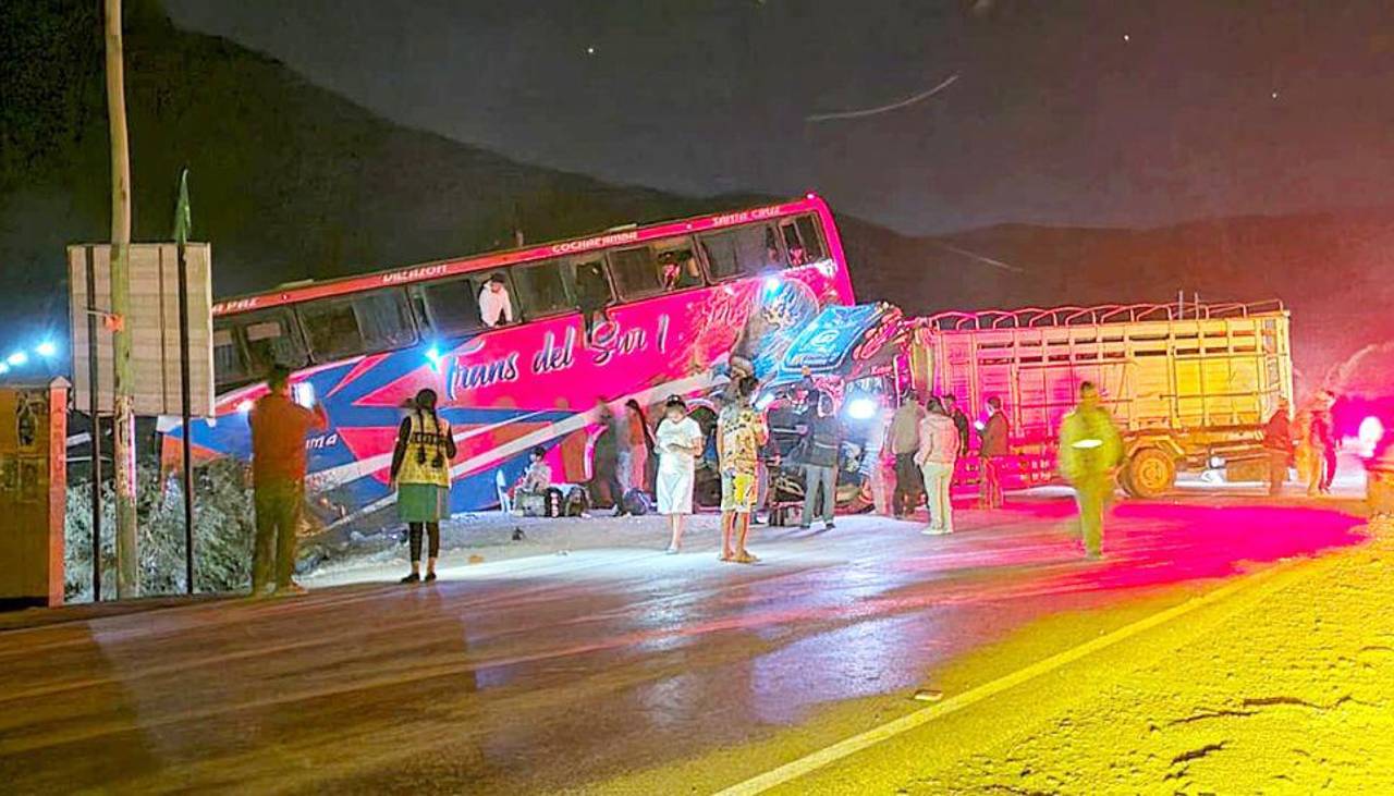 Choque entre un bus y un camión deja al menos cinco fallecidos y heridos en la ruta Sucre - Potosí