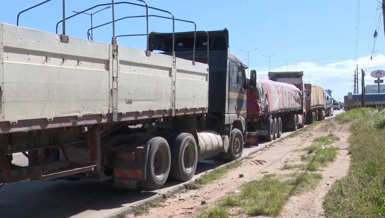 “Estamos haciendo filas otra vez”: transportistas esperan por diésel en surtidores de Santa Cruz 