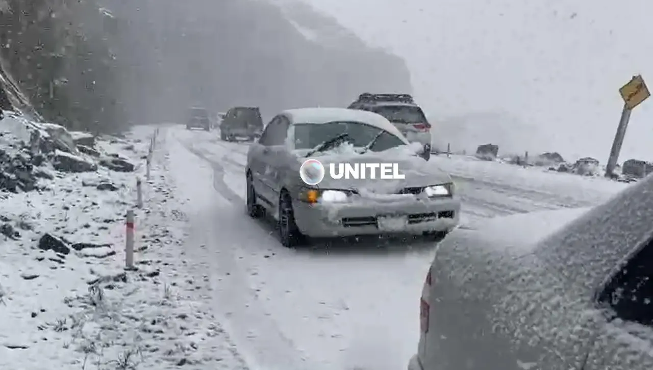 La Paz: Suspenden salidas a los Yungas por una intensa nevada en La Cumbre