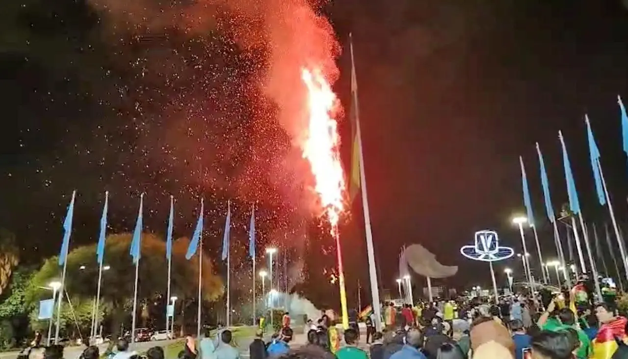 Un pino arde en plena Plaza de las Banderas en medio del festejo por la victoria de Bolivia