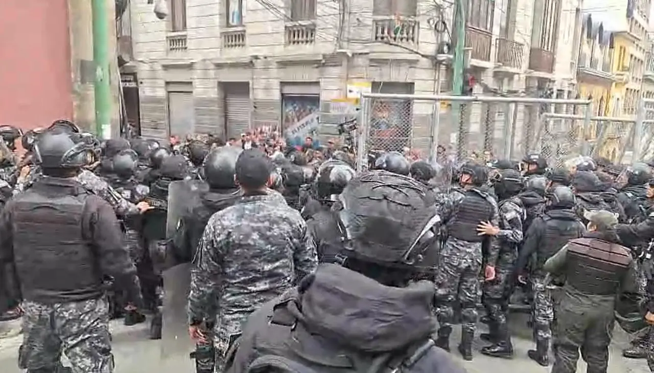 Personas con discapacidad intentan ingresar a la plaza Murillo y la Policía bloquea acceso con vallas metálicas