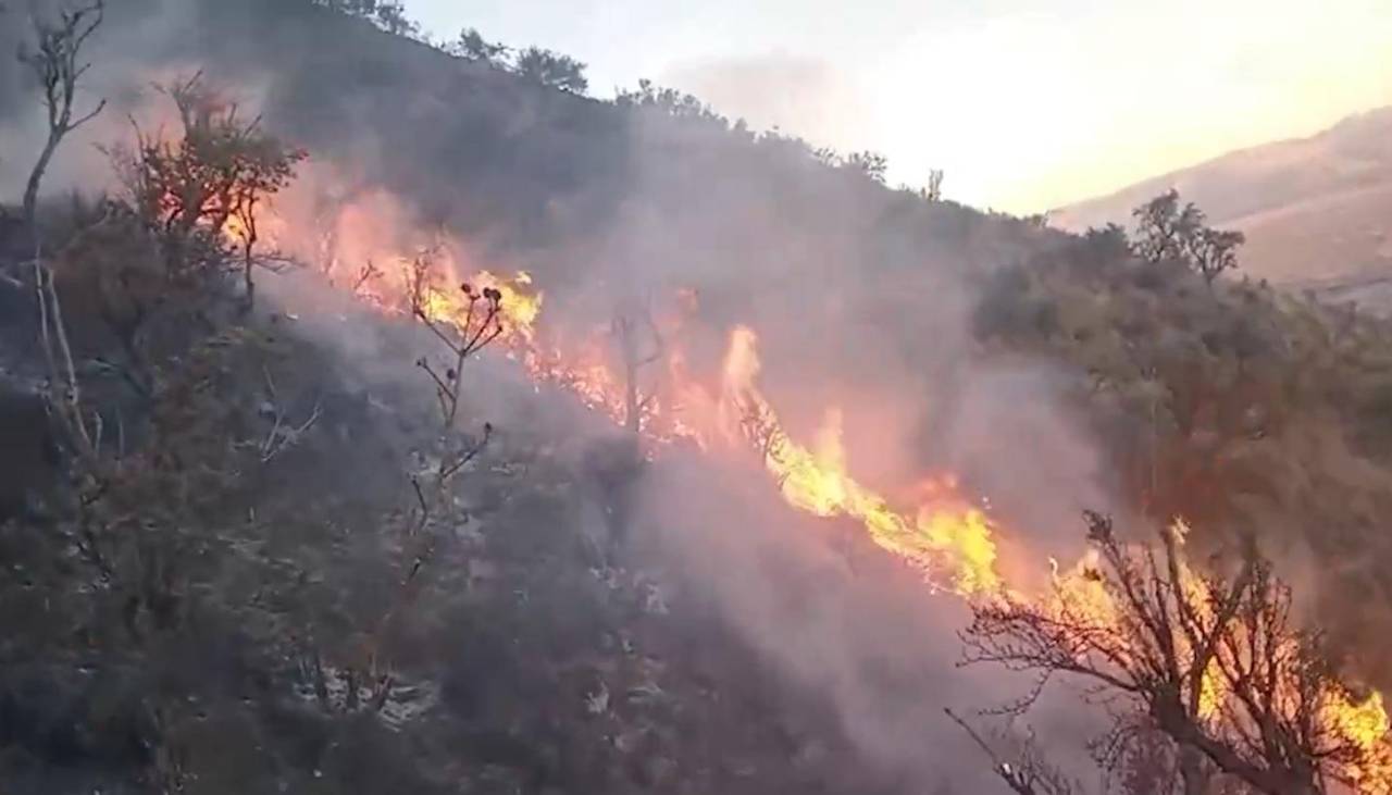 Los fuertes vientos no permiten controlar el incendio en la serranía de Tolata, el fuego continúa avanzando