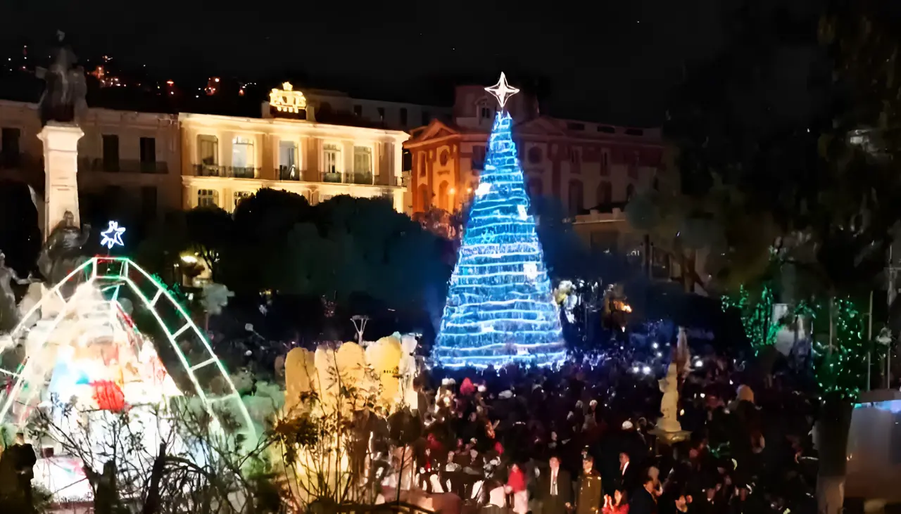 El presidente Paz participa del encendido de luces del árbol de Navidad de la plaza Murillo