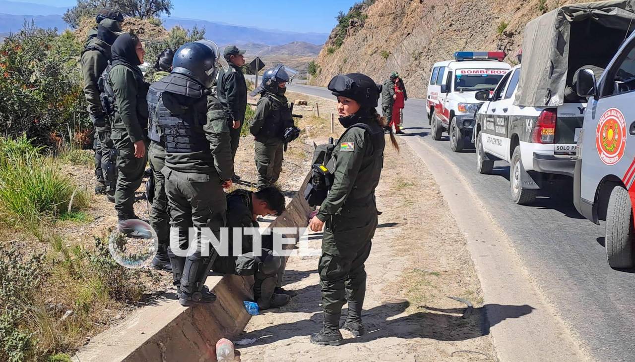 Policía denuncia “emboscada” y efectivos heridos en el desbloqueo en Bombeo