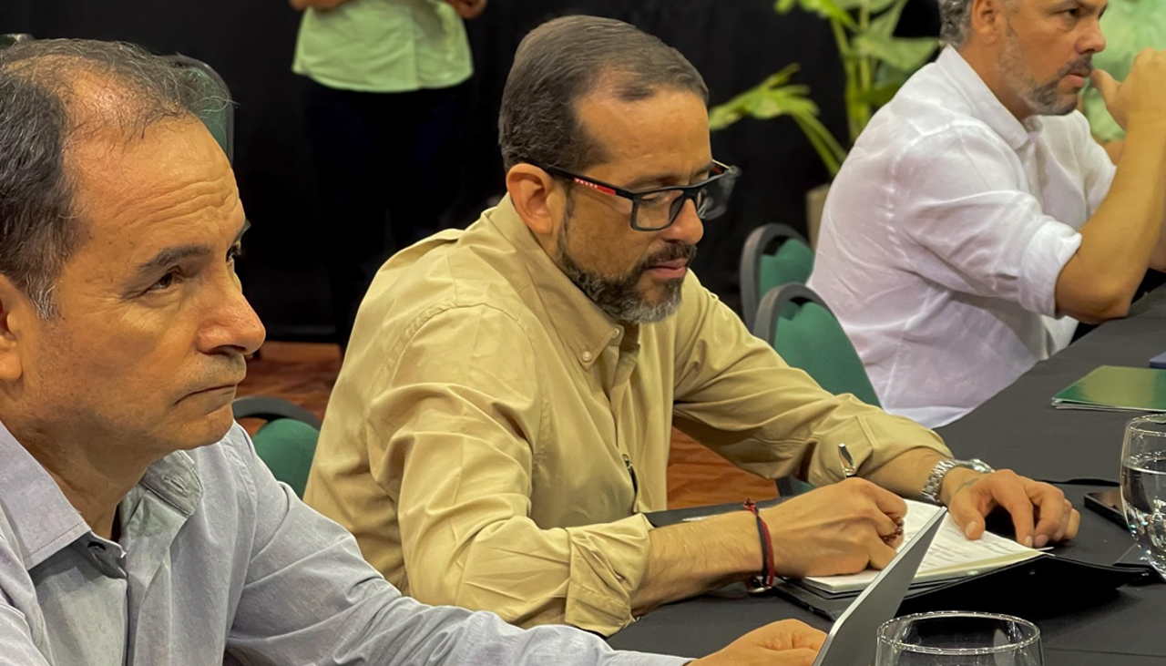 Camacho promulga ley que modifica el Plan de Uso de Suelo “para que la Gobernación ejerza sus competencias” en el tema tierras