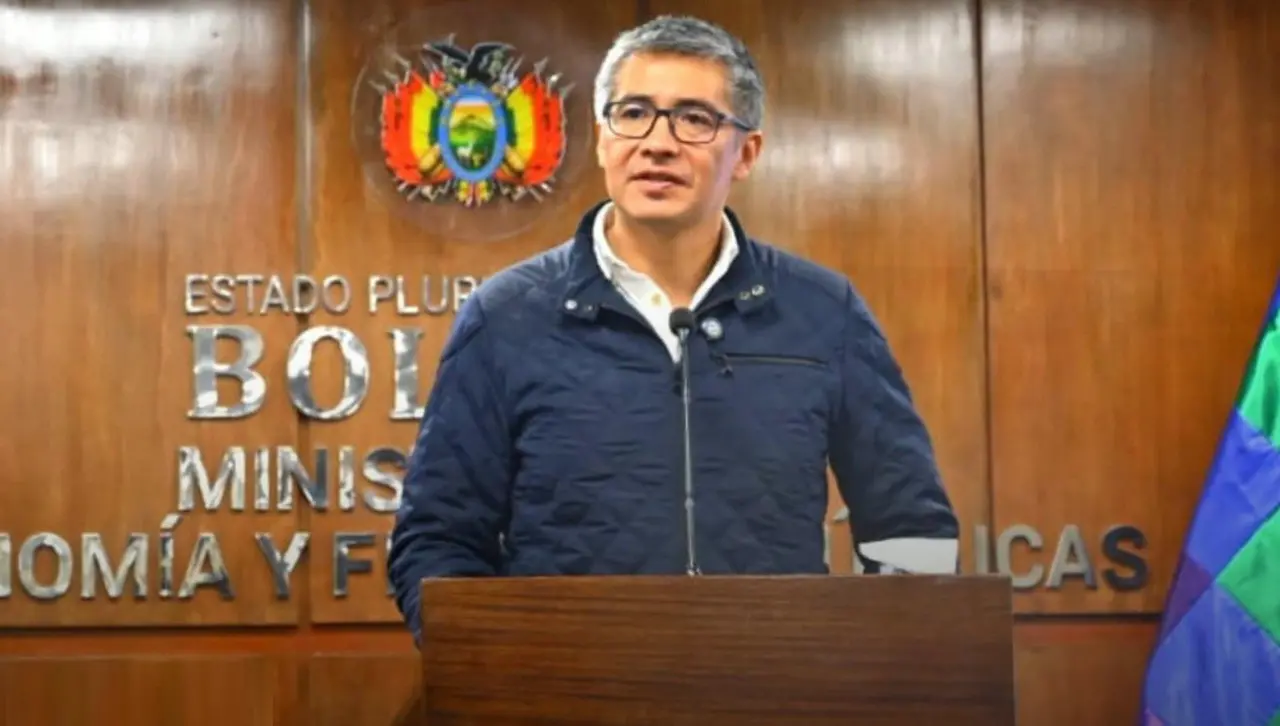 Ministro dice que hay confianza en el sector externo al señalar que el riesgo país se acerca a los 400 puntos