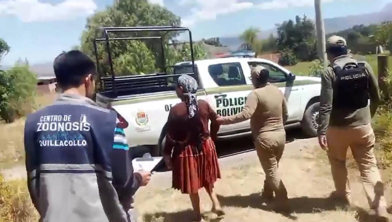 Aprehenden a dos personas que colgaron a su perro en un árbol por haberse comido una gallina 