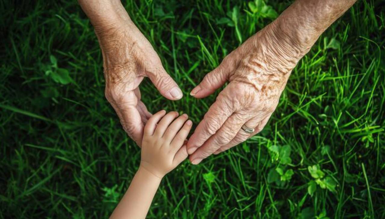 Abuelita muere luego de celebrar el gol de su nieto en un partido de fútbol de su colegio