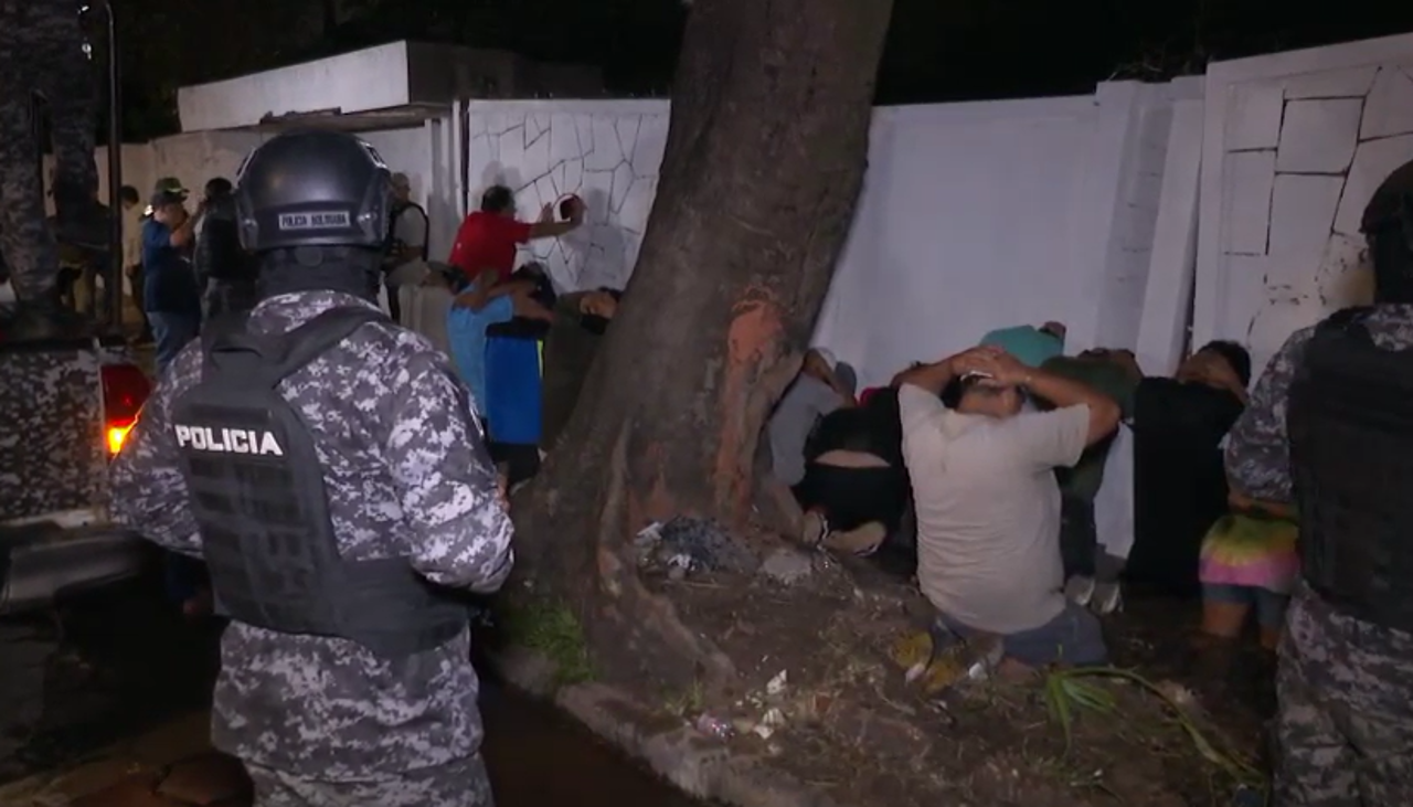 Disturbios en la calle Charcas: Jóvenes se enfrentan con cohetes y armas blancas y la Policía interviene con gases