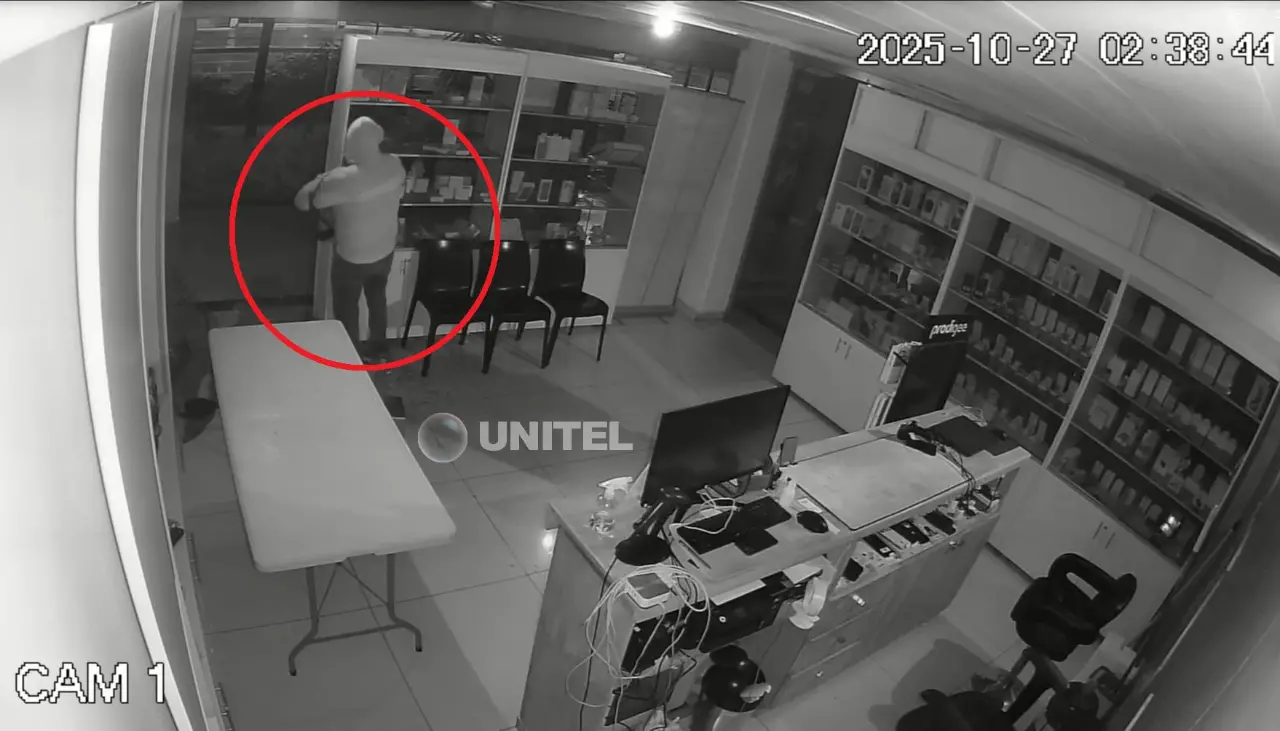 Video: Ladrón entra a una tienda celulares y roba más de Bs 150.000 en productos