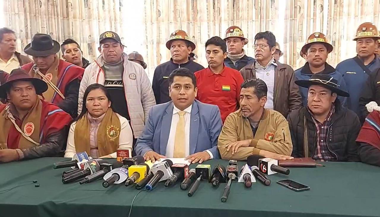 Candidatura de Andrónico en suspenso: Su asesor sospecha que se busca forzar candidatura única y anuncia acciones legales
