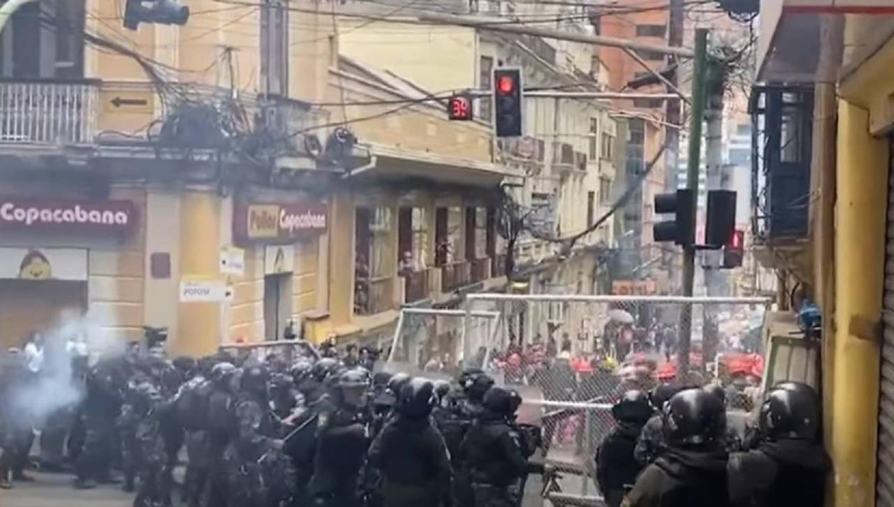 Protestas contra DS 5503: Policía gasifica a marcha de COB en la plaza Murillo