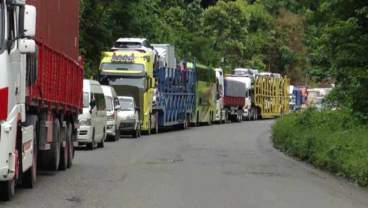 Vuelve la circulación en El Sillar, pero choferes denuncian retrasos por el mal estado de la vía