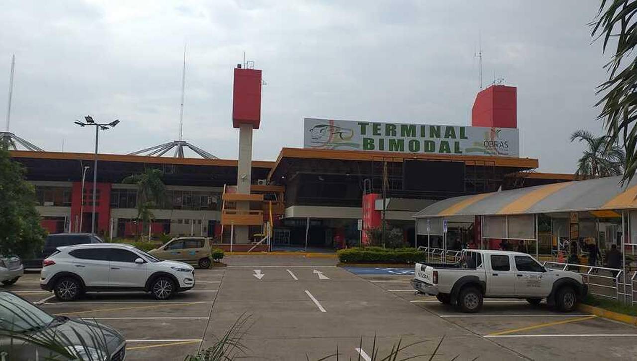 Arrendatarios de la Bimodal cruceña denuncian extorsiones y exigen cambios en la dirección de esta institución