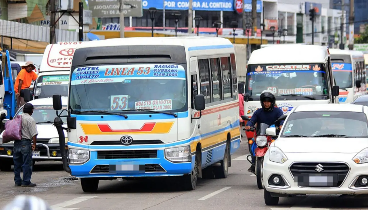 Ante la falta de combustible, transporte público advierte con paro de 48 horas y bloqueos en Santa Cruz