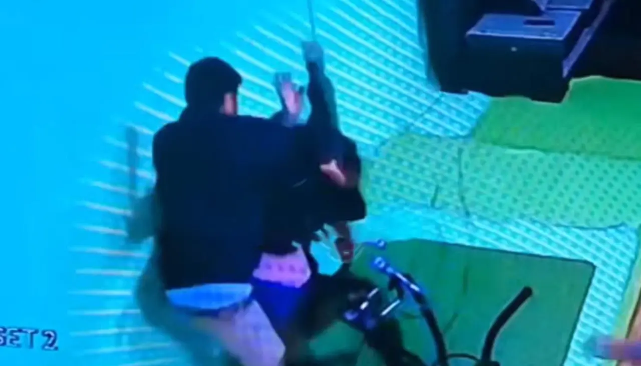 Hombre atacó a golpes a una periodista cuando estaba en pleno programa