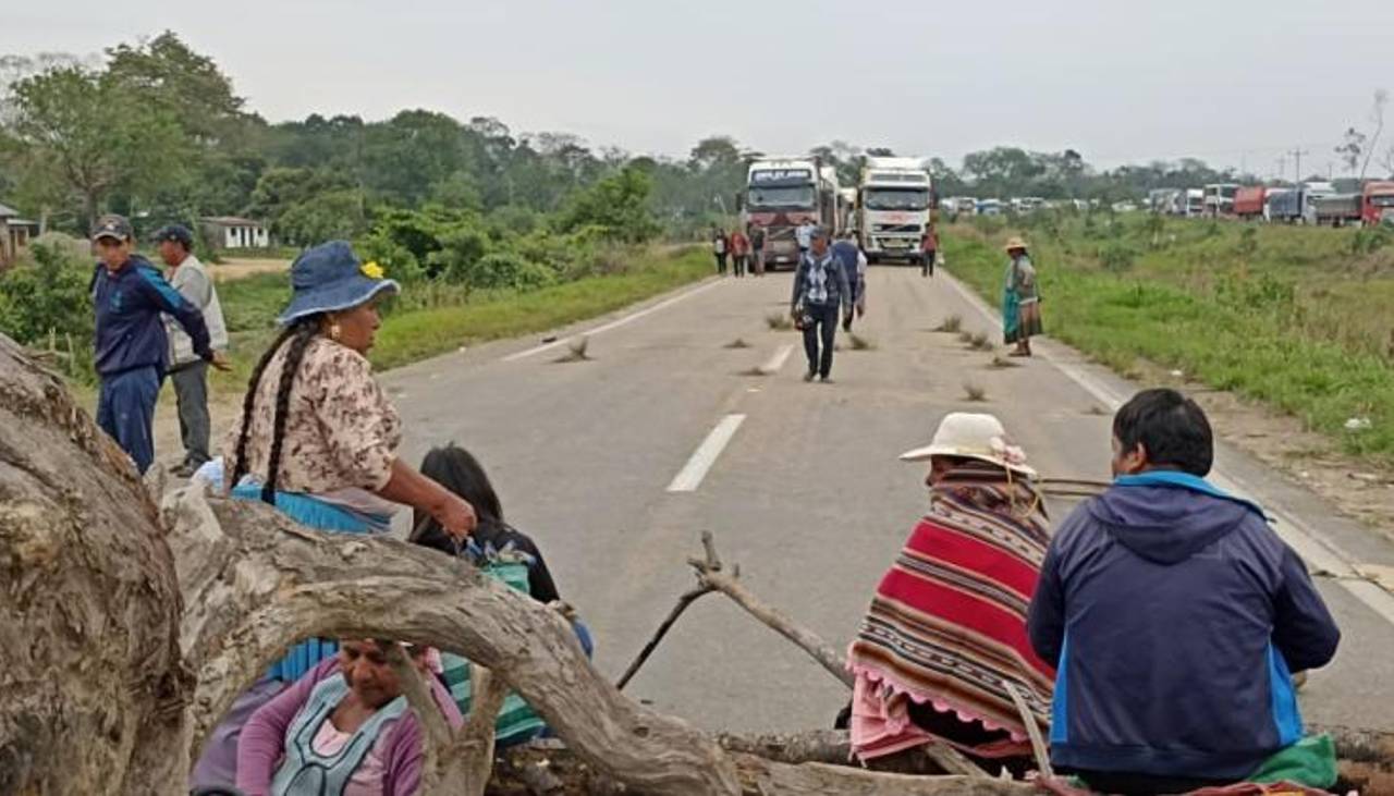 Cochabamba: Comunarios de Villa Tunari bloquean la ruta a Santa Cruz