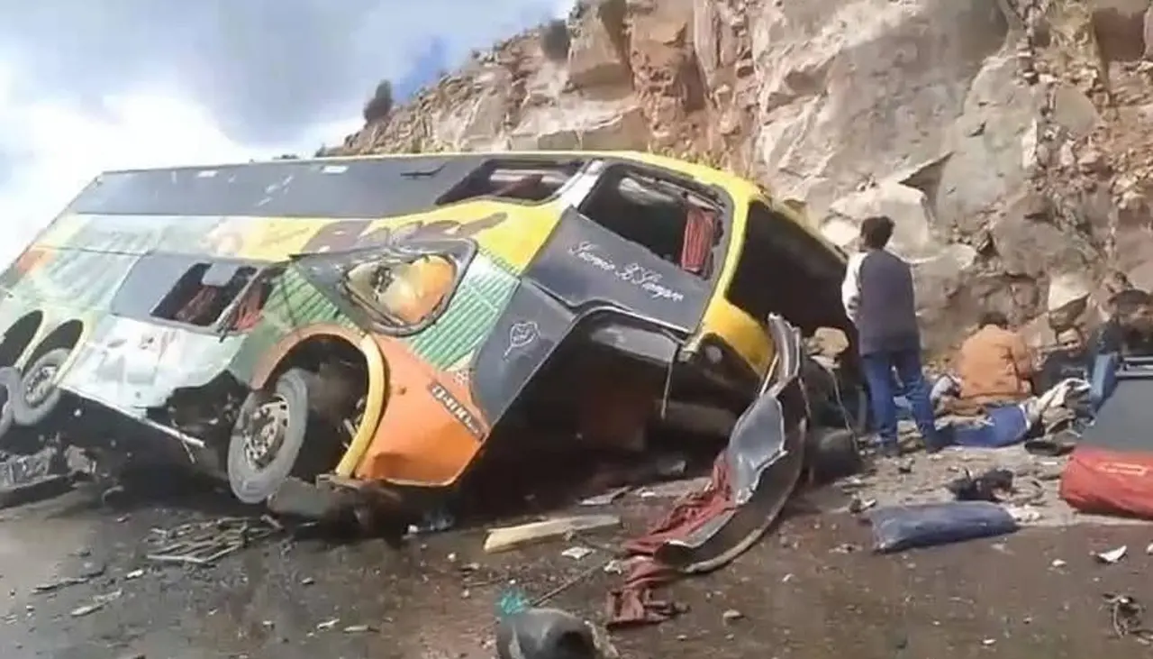 Al menos 13 fallecidos y unos 20 heridos deja el choque de un bus en la ruta Potosí – Sucre