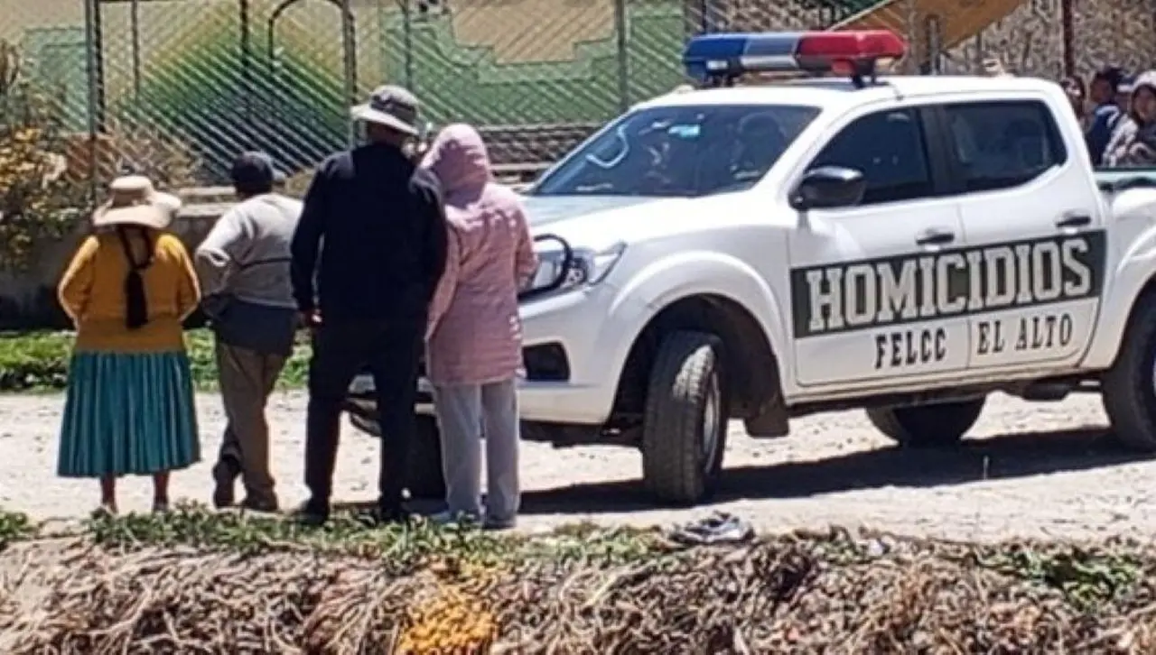 El Alto: Hallan el cuerpo sin vida de un hombre con una extraña herida