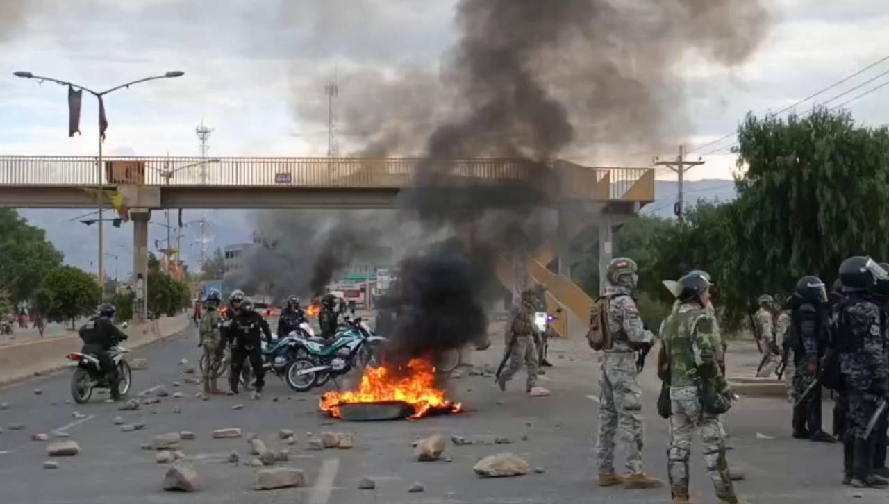 Cochabamba: Intento de toma del puente Khora deriva en gasificación de la Policía