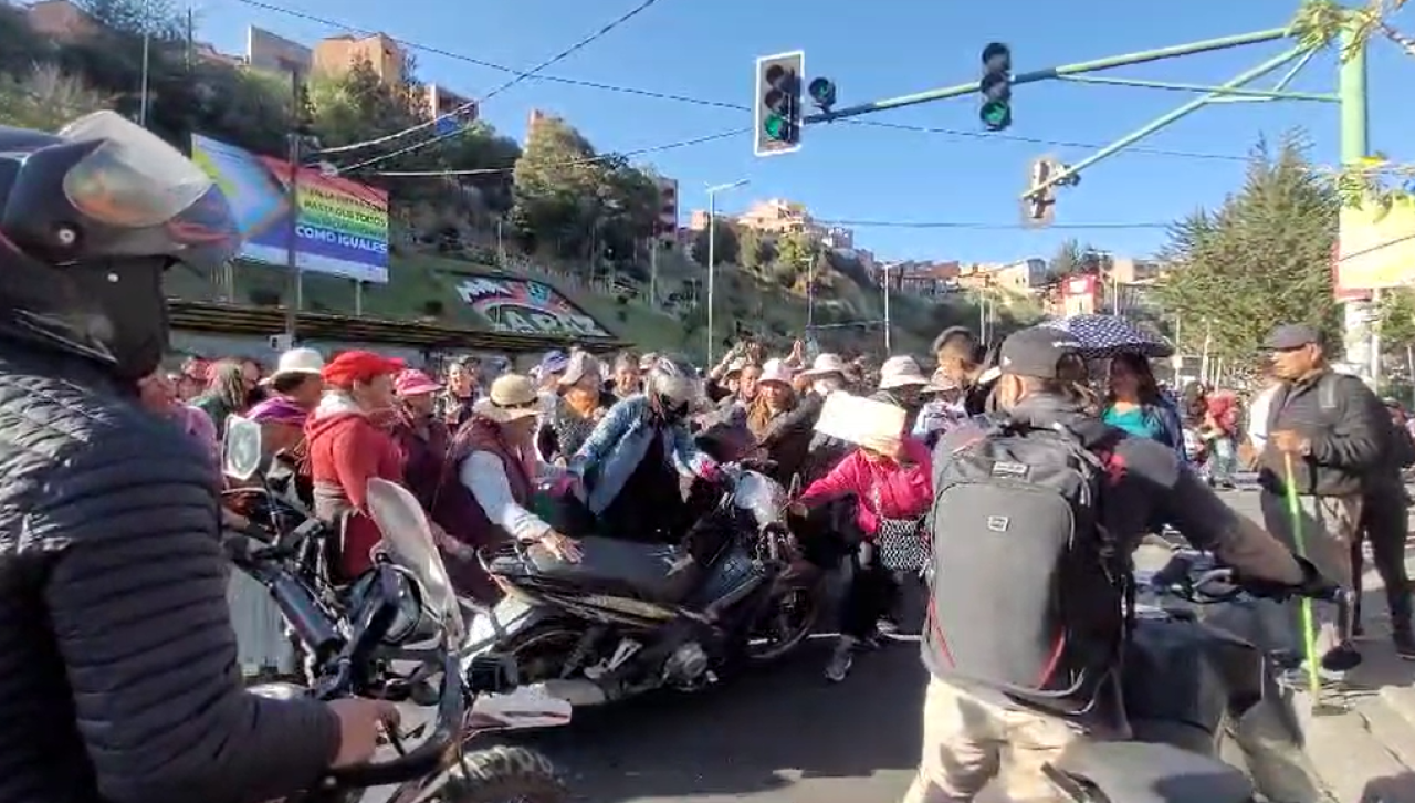 La Paz: Gremiales bloquean la avenida Simón Bolívar y agreden a motociclista cuando intentó cruzar el lugar 