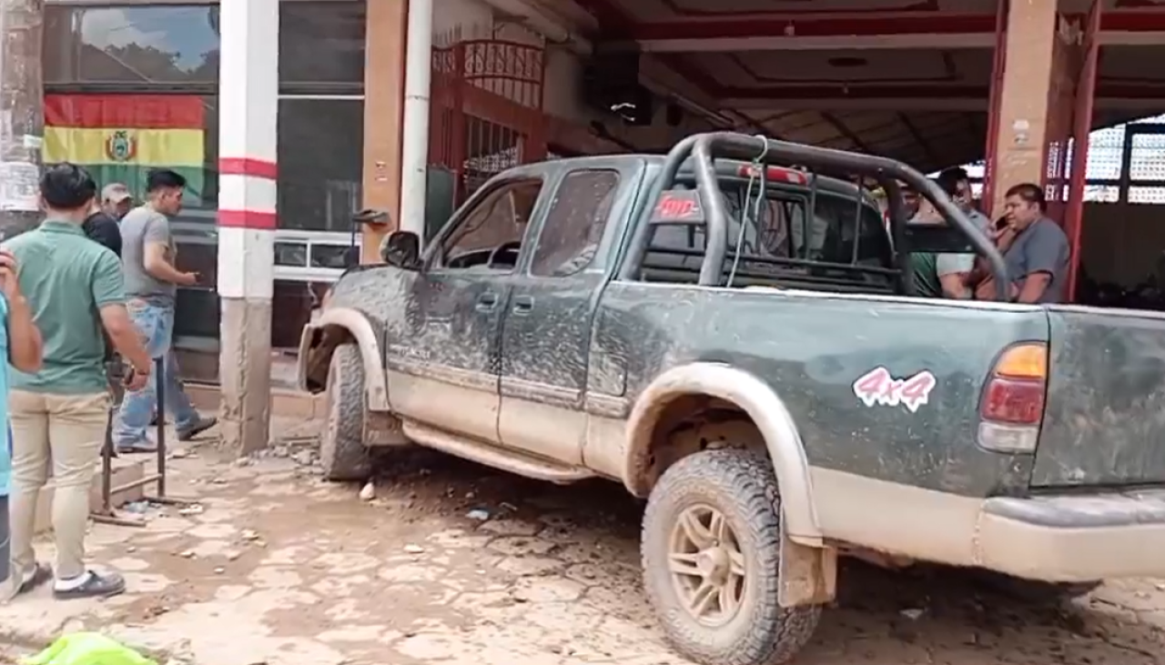 Hombre pierde el control de su vehículo y se estrella contra una parada de trufis en Pailón