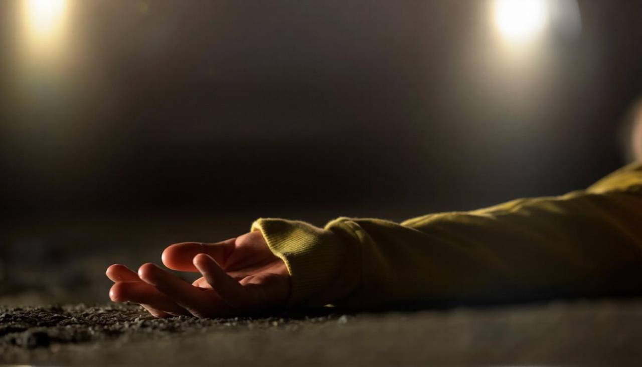 Mujer con fracturas en las costillas es hallada muerta en una carretera de Oruro; su pareja intentó simular un accidente