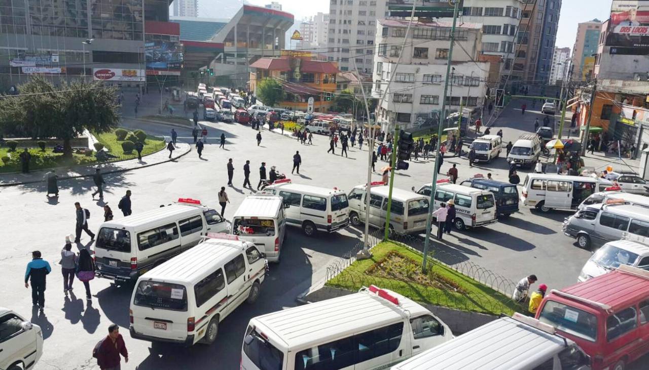 Choferes piden las renuncias del ministro de Hidrocarburos y del presidente de YPFB por los problemas del combustible