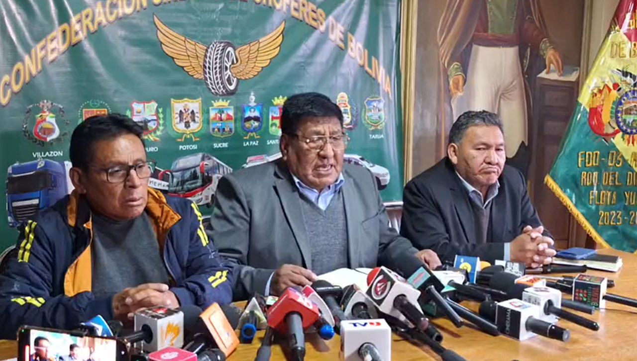 “Ya no toleramos más”: Confederación de choferes exige reunirse con el Gobierno y YPFB para tratar falta de combustible