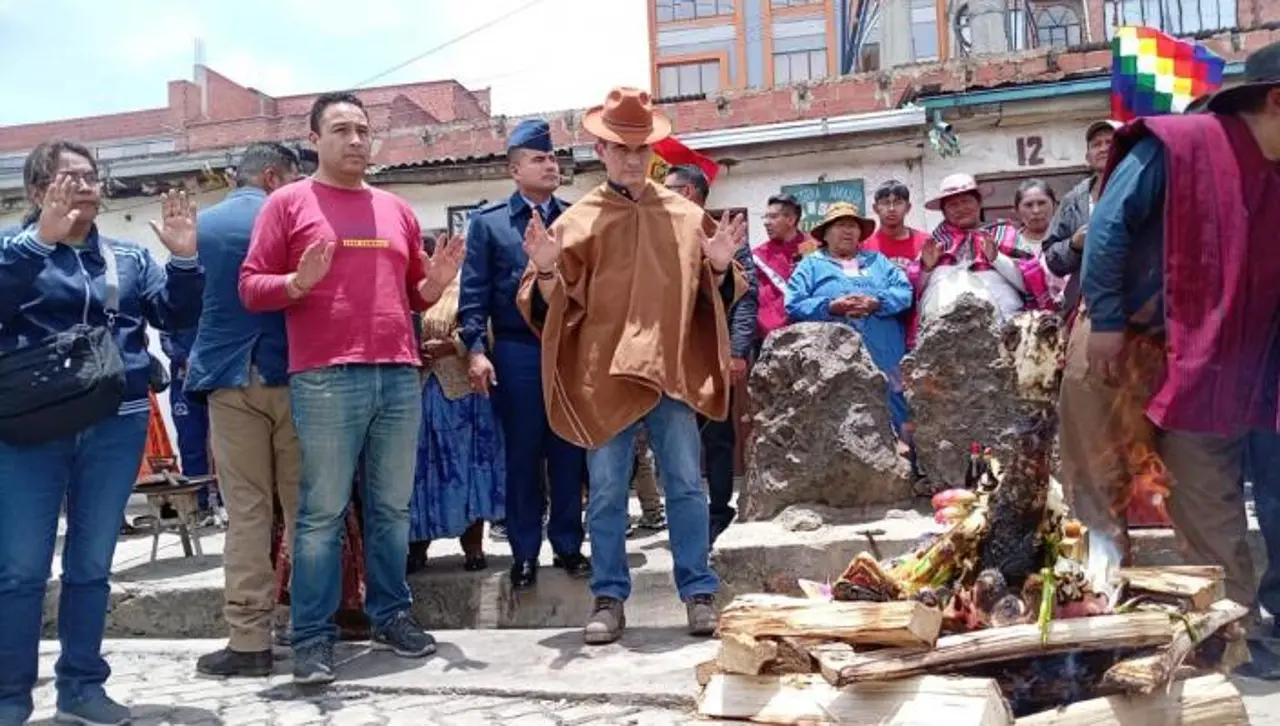 Presidente Paz llega a El Alto y participa de una ofrenda a la Pachamama junto a los amautas