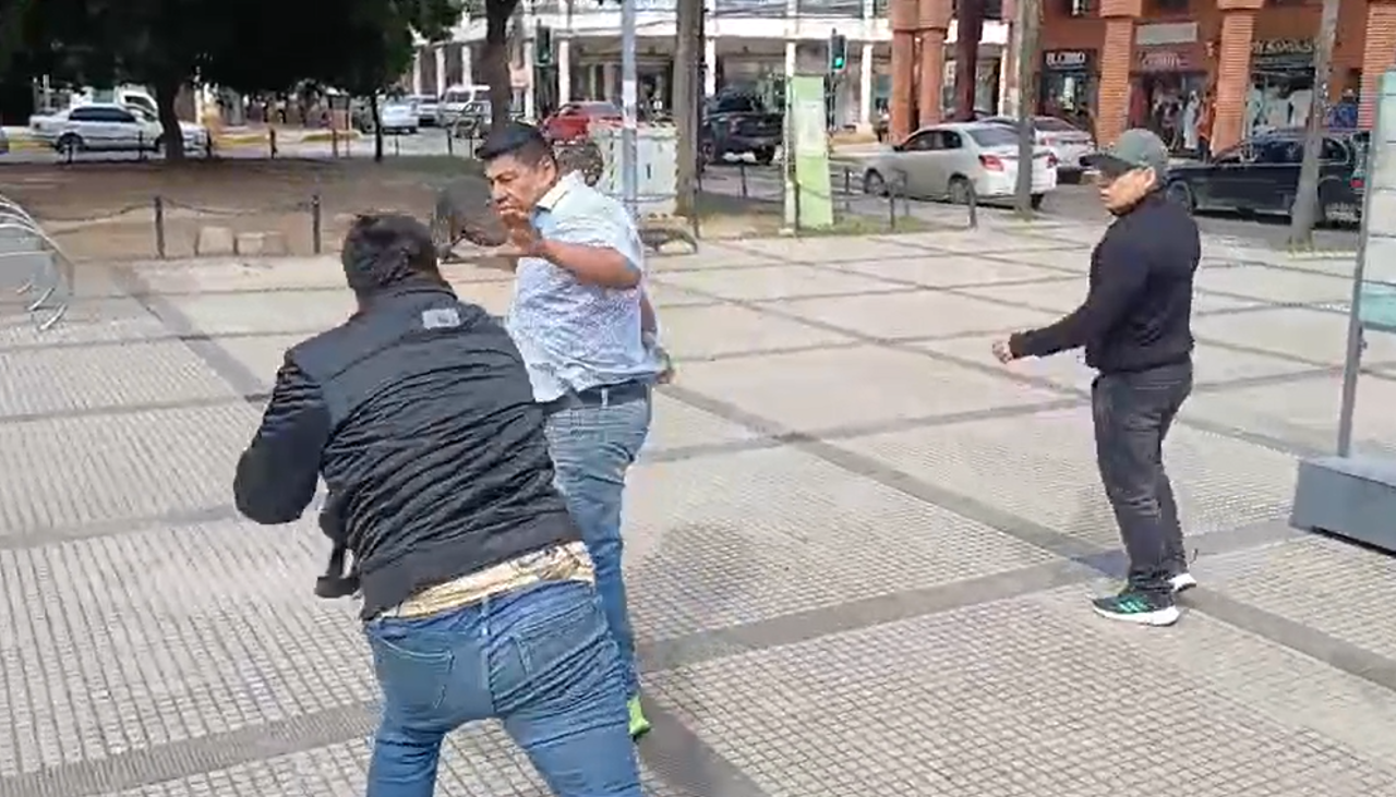 El evista Reynaldo Ezequiel se enfrasca en una pelea en la plaza 24 de Septiembre