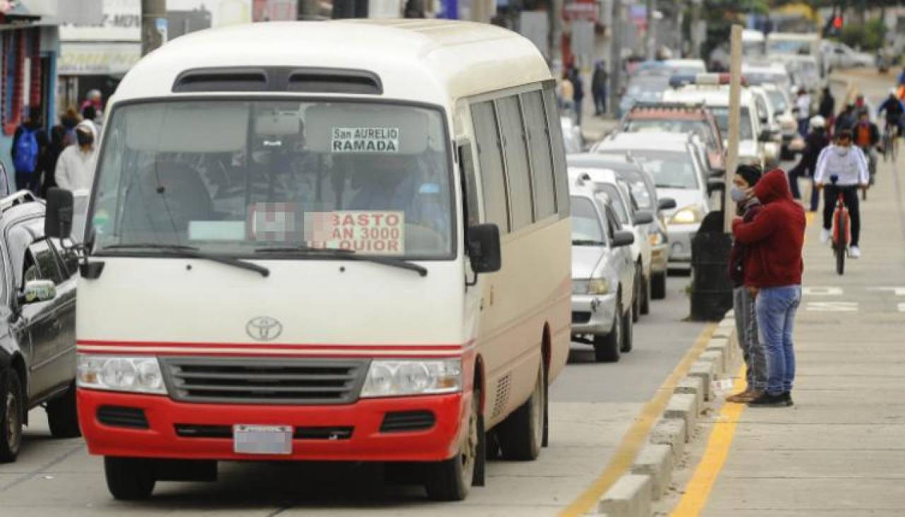 Denuncian que micreros subieron a Bs 3 el pasaje argumentando la falta de diésel