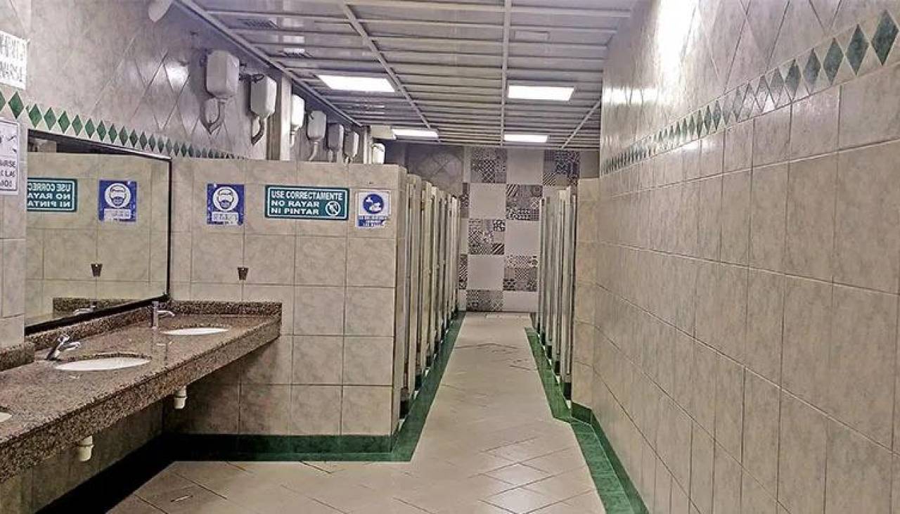 Hombre grababa a mujeres que ingresaban a un baño público en La Paz; la Policía lo acusa por pornografía