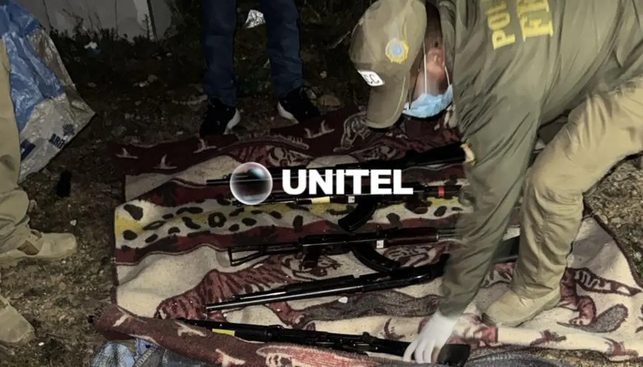 Fotos: En un cementerio, así fue hallado el armamento robado de un cuartel de la Armada en el Titicaca