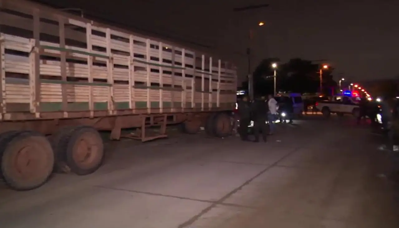 Un muerto y una mujer herida tras choque de moto contra chata de un camión en Santa Cruz