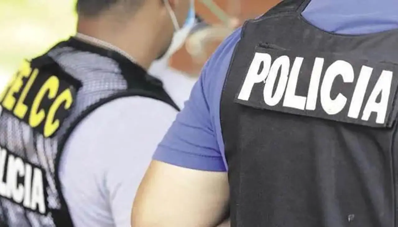 Delincuentes arrastran a un niño para robarle su celular y luego disparan; uno de los agresores fue capturado