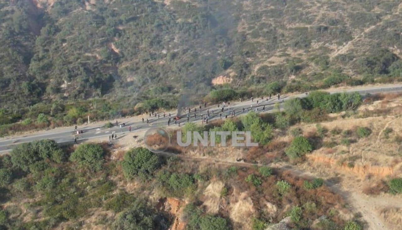 Cochabamba: Policías gasifican a bloqueadores y avanzan seguidos de militares en la ruta al occidente