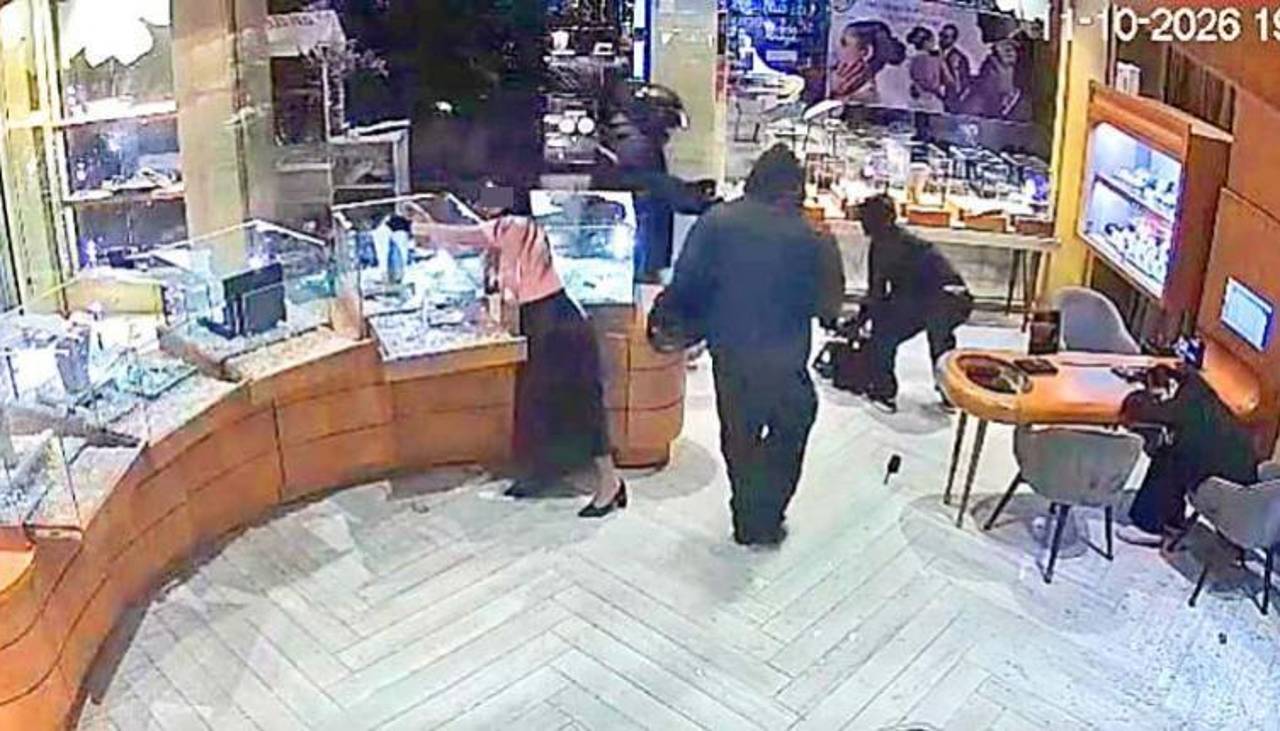 Dictan arresto domiciliario para la mujer acusada de complicidad en atraco a joyería
