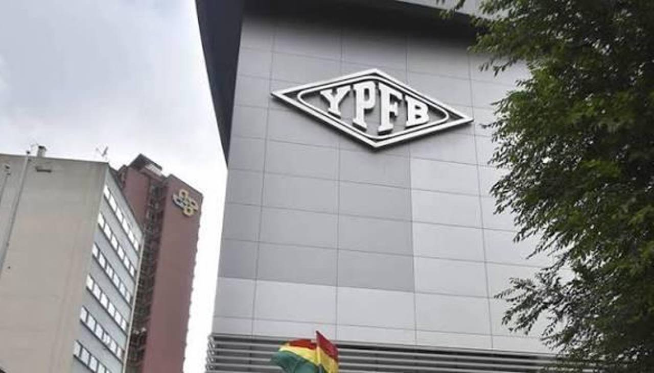 Aprehenden a exdirectora jurídica de YPFB por el caso de la gasolina