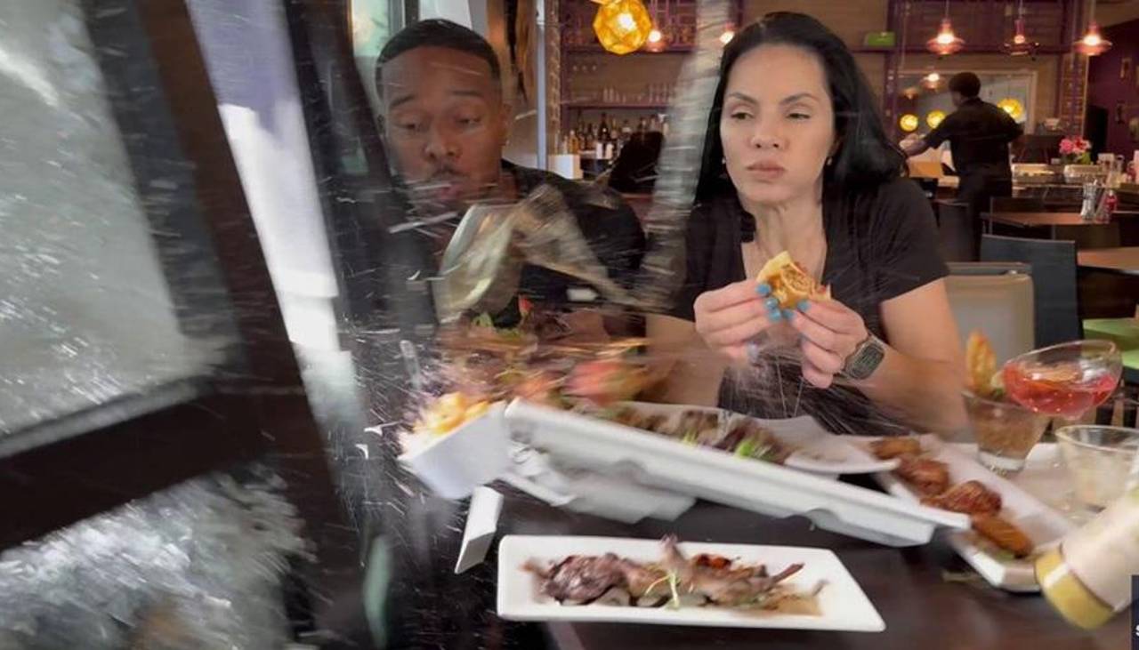 Video: Influencers son atropellados mientras hacían una transmisión probando comida