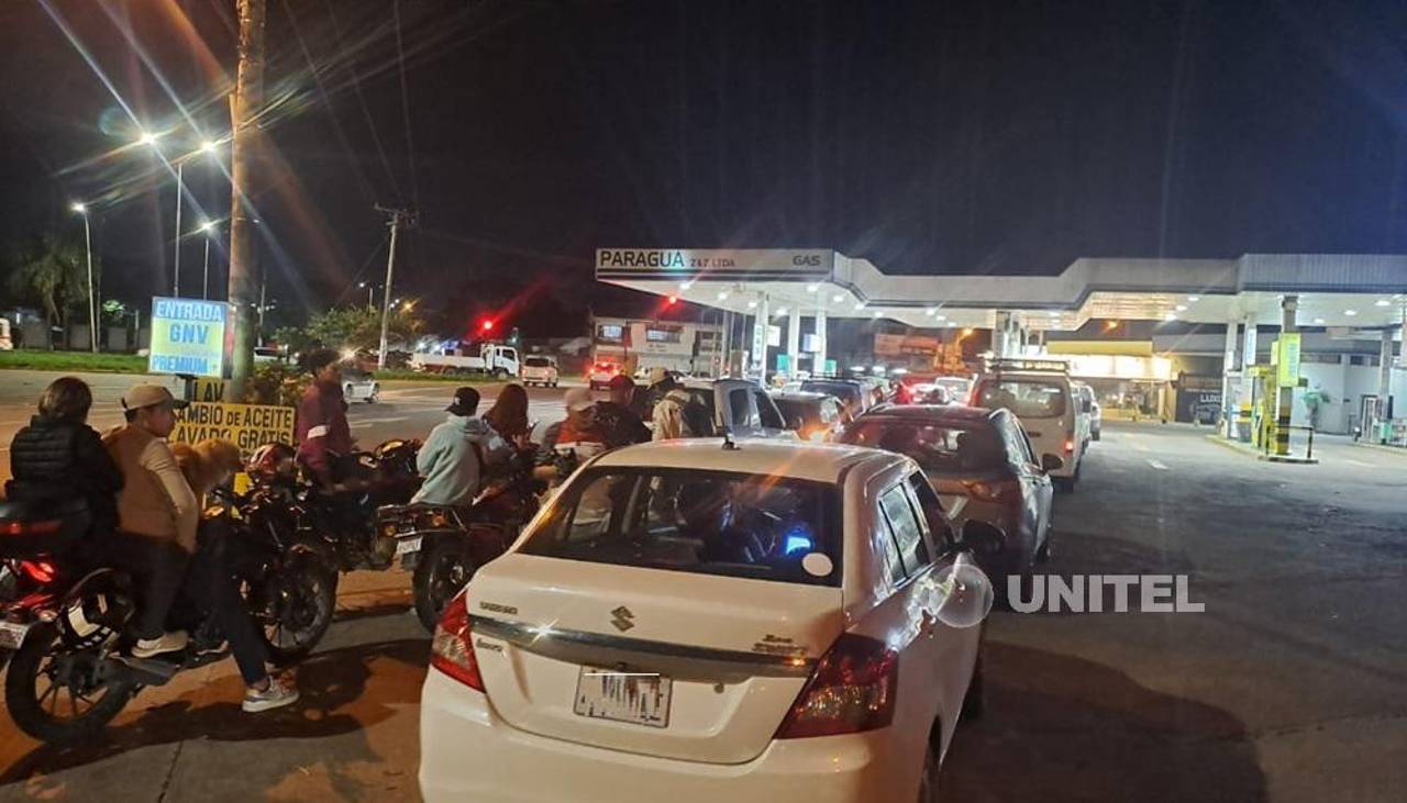 Vecinos reportan la reactivación de filas en busca de gasolina en la capital cruceña