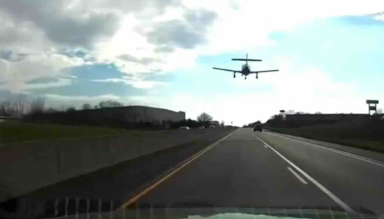 Video: ¡Impactante! Avioneta aterriza de emergencia en una autopista