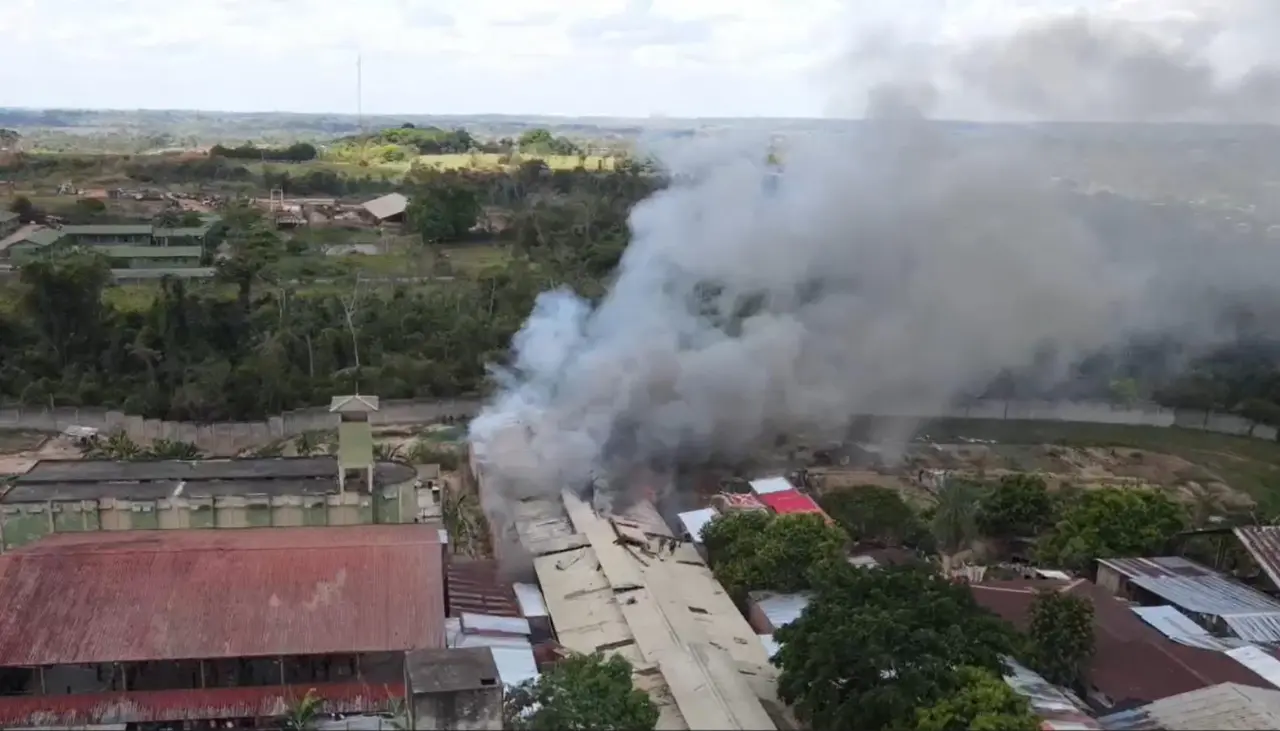 Incendio en la cárcel de Villa Busch en Pando; bomberos y reos combaten el fuego