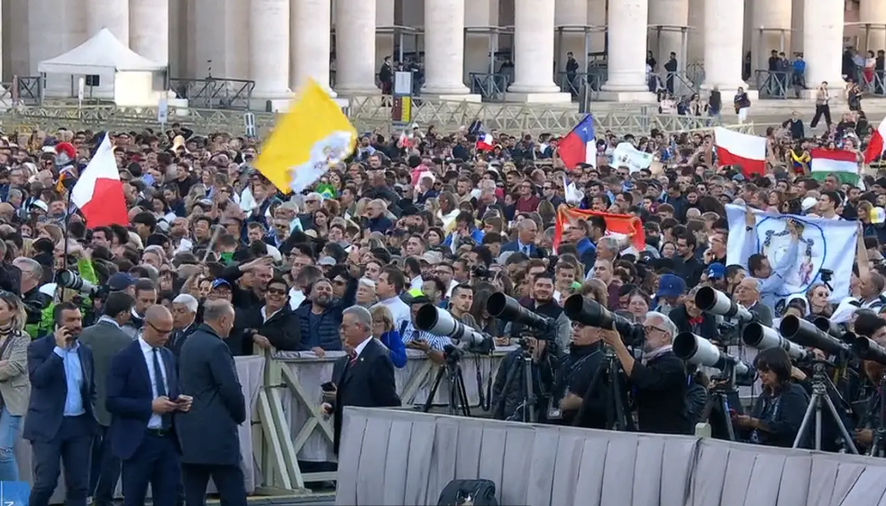 Una gran ovación recibe la fumata blanca; más de 40.000 personas esperan al sucesor de Francisco