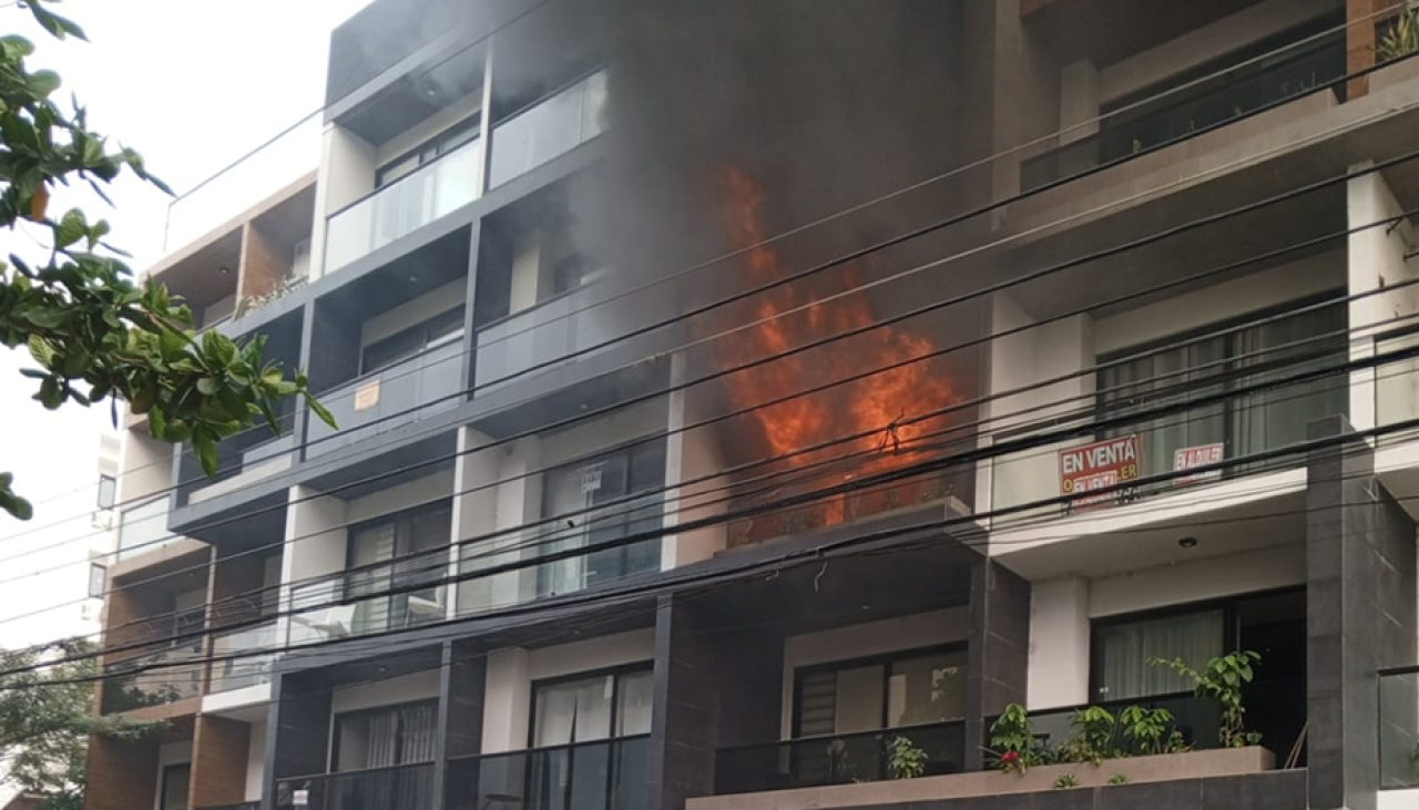 Incendio en un edificio de la zona de Equipetrol en la capital cruceña; se evacuó a seis personas y una fue llevada a un centro médico