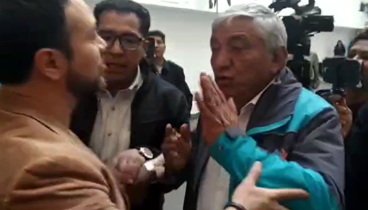 Video: Diputado Reyes increpa al alcalde Arias y se producen empujones