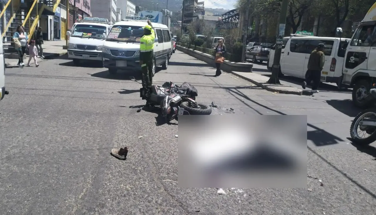 Fatal accidente: Motociclista muere arrollado por un camión en la avenida Montes en La Paz 