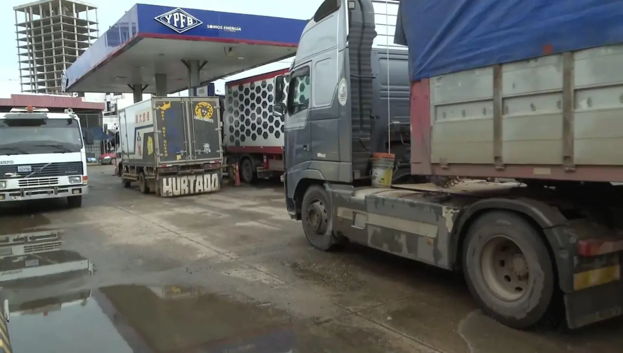 Santa Cruz: Transportistas dicen que las filas por diésel disminuyeron en la capital y continúan en las provincias